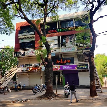Hotel Radha Krishna อานันด์ ภายนอก รูปภาพ