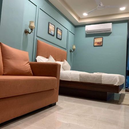 Hotel Radha Krishna อานันด์ ภายนอก รูปภาพ
