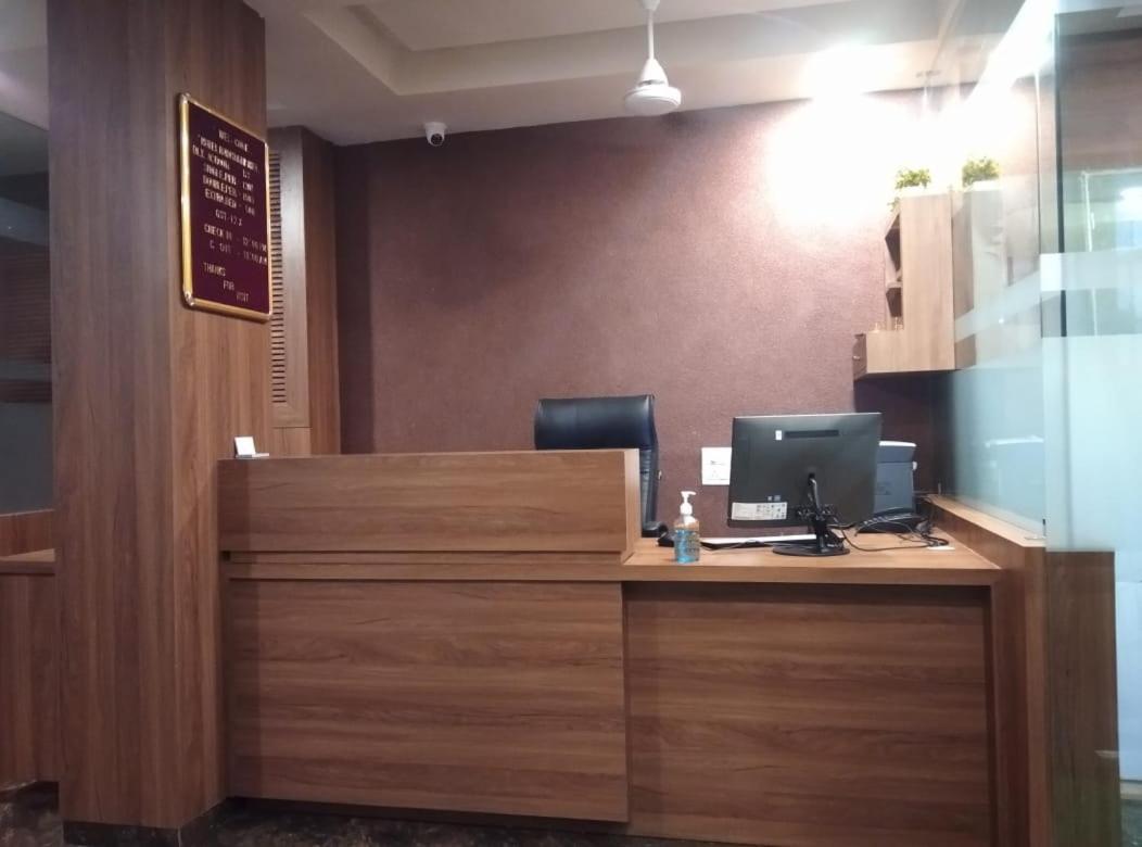 Hotel Radha Krishna อานันด์ ภายนอก รูปภาพ