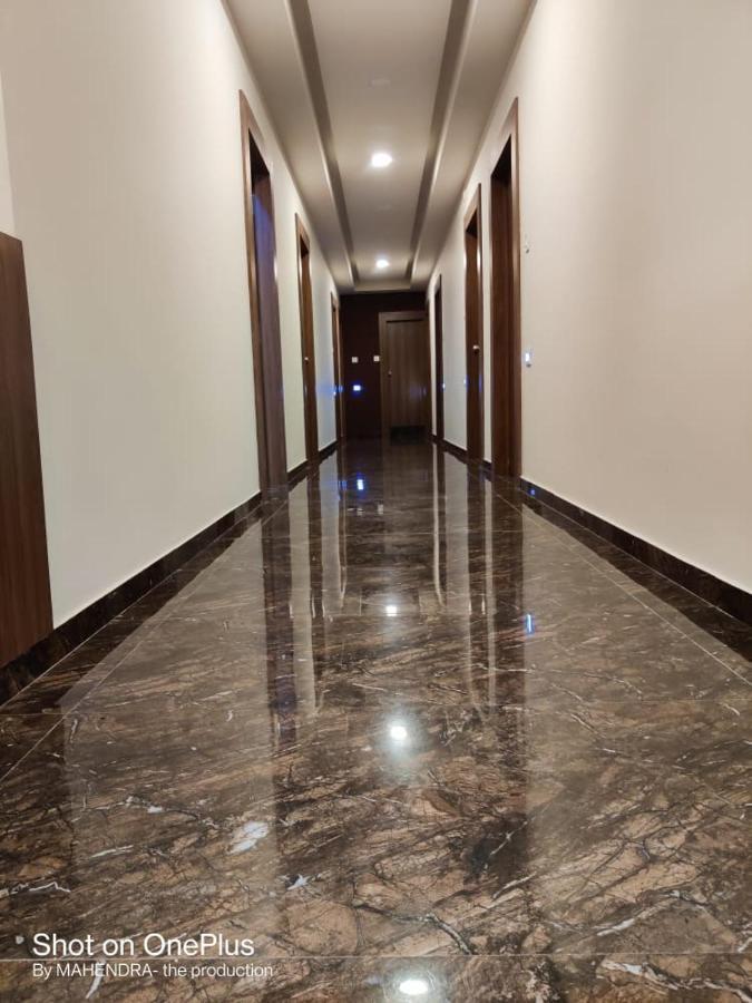 Hotel Radha Krishna อานันด์ ภายนอก รูปภาพ