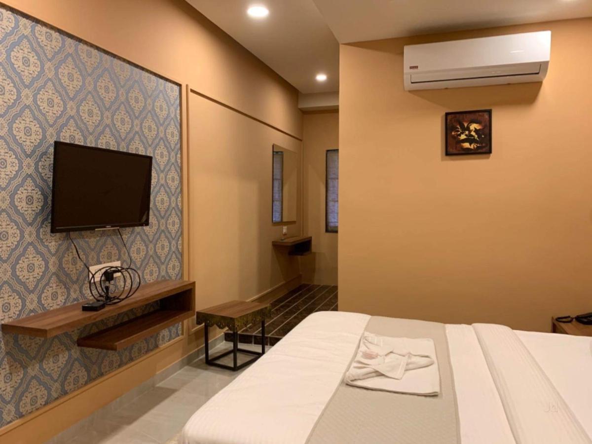 Hotel Radha Krishna อานันด์ ภายนอก รูปภาพ