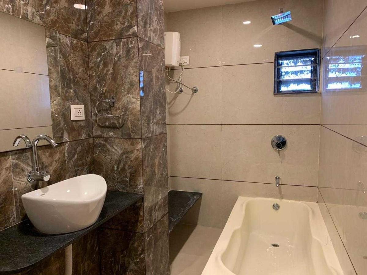 Hotel Radha Krishna อานันด์ ภายนอก รูปภาพ