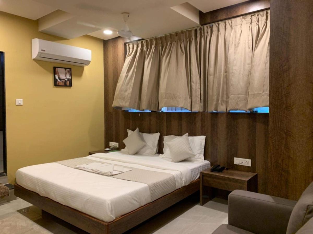 Hotel Radha Krishna อานันด์ ภายนอก รูปภาพ