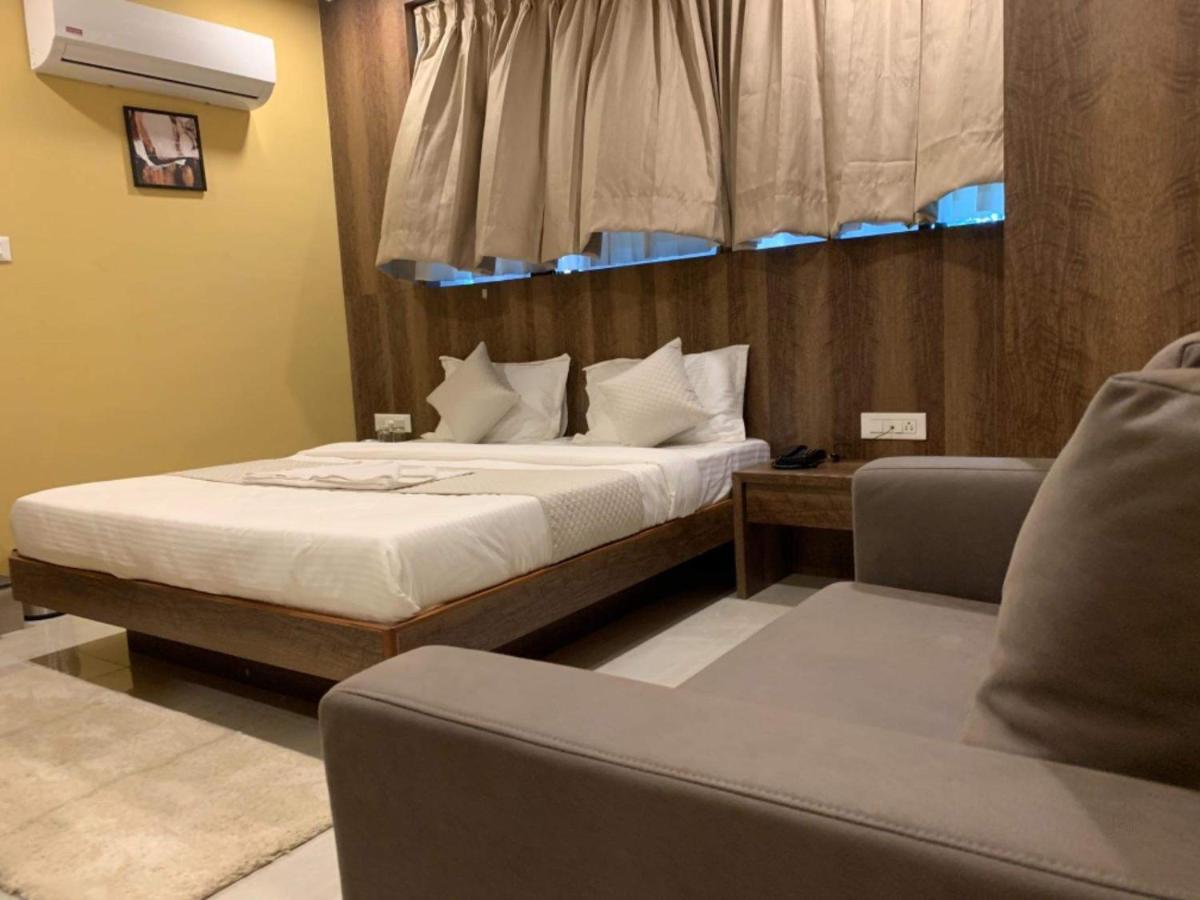 Hotel Radha Krishna อานันด์ ภายนอก รูปภาพ