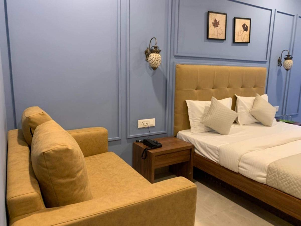 Hotel Radha Krishna อานันด์ ภายนอก รูปภาพ
